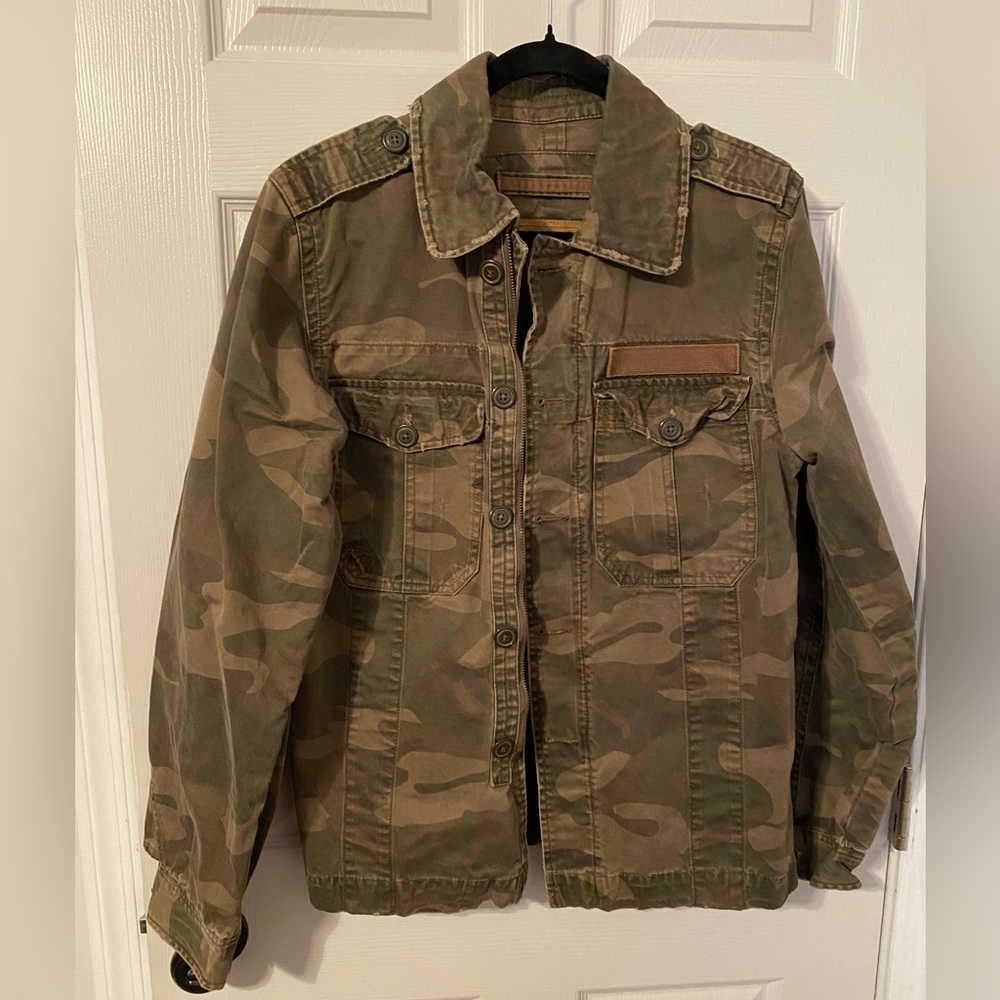 Arizona Co, distressed camo jacket, warm weight, men’s small, fits women’s L